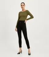 Body de manga larga con escote bote, confeccionado en tejido de media malla suave y elástico. Presenta un diseño ajustado al cuerpo con cierre en el entrepiernas.