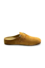 Zuecos de gamuza color amarillo, diseño cerrado en la parte delantera y destalonado, con una tira superior ajustable mediante hebilla metálica.