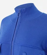 Campera de punto pesado color azul, con cuello alto, cierre frontal con cremallera y bolsillos delanteros con solapa y botones. Cuenta con mangas largas y puños y bajo acanalados.