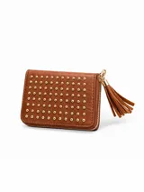 Billetera de cuero sintético color marrón con diseño de tachas metálicas doradas en la cara frontal. Cuenta con cierre perimetral y un tirador decorativo con flecos de cuero sintético.
