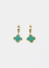 Par de aros dorados con forma de aro y dije colgante de trébol con rayas diagonales verdes y negras.
