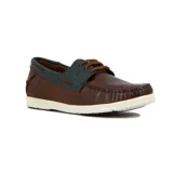 Mocasines náuticos de cuero color marrón con detalles en azul marino y suela blanca. Presentan cordones frontales y costuras visibles en la puntera.
