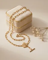 Collar de acero con baño de oro, compuesto por una cadena de eslabones cuadrados, un dije central en forma de flor y un cierre tipo barra en T.