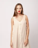 Vestido largo blanco de lino con escote en V y flecos de algodón en los bordes.