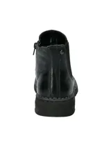 Botin Chelsea de cuero negro con paneles elásticos laterales y suela plana de goma con costuras visibles.