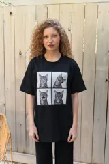Remera blanca de algodón con estampa frontal dividida en cuatro paneles con fotos de un perro galgo.