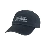 Gorro de gabardina azul con visera curva y bordado frontal con la leyenda "Uruguay Natural Longboard Festival 2025".