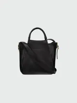 Bolso tote pequeño de cuero negro con diseño estructurado, doble asa superior y correa larga ajustable para llevar al hombro o cruzado. Cuenta con cierre de solapa y detalles metálicos dorados.