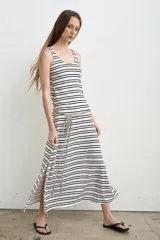 Vestido largo a rayas verdes y blancas, con escote redondo, sin mangas y aberturas laterales.