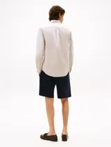 Camisa de algodón Oxford color beige, de corte regular, con cuello abotonado, mangas largas y logo de Tommy Hilfiger bordado en el pecho.