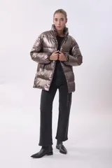 Campera puffer color bronce, con cuello alto, cierre frontal y bolsillos laterales con cierre.
