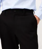 Pantalón de corte slim, color gris oscuro, con cintura elástica, trabillas para cinturón, cierre frontal y bolsillos laterales.