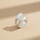 Anillo de plata 925 con diseño de banda ancha y acabado pulido brillante.