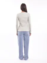 Remera de manga larga color gris oscuro, de corte ajustado y tejido acanalado.