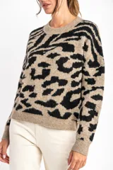 Sweater de lana color beige con estampado animal print en negro.