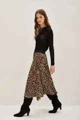 Falda midi plisada con estampado animal print de leopardo, con cintura elástica negra.