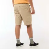 Bermuda chino de twill en color beige, con bolsillos laterales y traseros, corte clásico y presillas para cinturón.