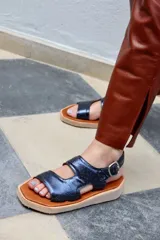 Sandalias plateadas con diseño cut out y suela gruesa color beige.