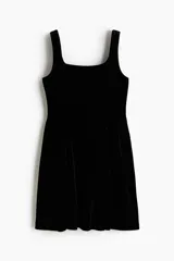 Vestido corto de velour negro con escote cuadrado, breteles anchos, cuerpo entallado y falda acampanada con frunces en la cadera.