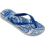 Chancletas Havaianas modelo Top Summer Cool, con tiras de goma azules y base blanca con estampado paisley en tonos azules.