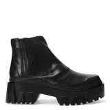 Botas tipo chelsea de cuero negro con caña media y paneles elásticos laterales. Presentan una suela track de plataforma alta con diseño dentado.