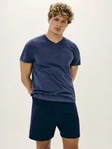 Pijama de hombre compuesto por una remera azul de manga corta con cuello en V y un short azul marino.