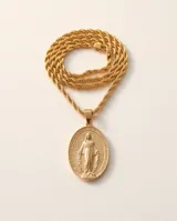 Collar de acero con baño de oro y cadena de eslabones tipo cuerda, con dije ovalado colgante con relieve de la Medalla Milagrosa.