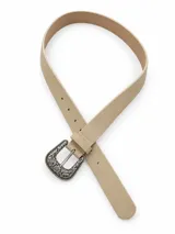 Cinto de cuero sintético beige, con hebilla metálica plateada de estilo western con grabados florales.
