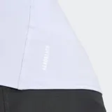 Remera de running Adidas Adizero Essentials color lila con logo naranja en el pecho y paneles laterales de malla.