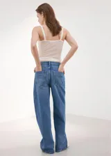 Jeans de denim de tiro medio y corte recto, con diseño clásico de cinco bolsillos y lavado azul medio.