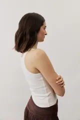Musculosa de tejido rib color blanco, ajustada al cuerpo, con cuello redondo y diseño sin mangas.
