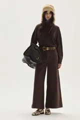 Polera de tejido de punto color azul, con cuello alto, manga larga y puños acanalados.