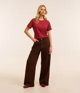 Remera básica de manga corta y cuello redondo, confeccionada en algodón de color celeste.