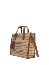 Cartera tipo tote de Hush Puppies con diseño de rayas en zigzag en tonos tierra y beige. Presenta detalles en cuero sintético marrón en las asas, bordes y base. Incluye un colgante decorativo con el logo de la marca y una placa metálica frontal.
