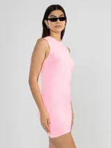Minivestido ajustado de tejido de punto color rosa, sin mangas y cuello redondo.