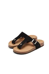 Sandalias de dedo estilo Birkenstock color tabaco, confeccionadas con tiras de gamuza sintética, hebilla metálica de ajuste y suela anatómica de corcho con base de goma antideslizante.