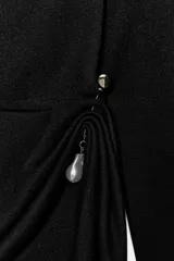 Vestido largo de color marrón oscuro, con cuello fluido tipo bote, manga larga y detalle de fruncido lateral con broche metálico en la cintura.