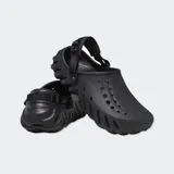 Zueco Crocs modelo Echo, color negro, con diseño esculpido y deportivo. Presenta una estructura moldeada con puertos de ventilación laterales, suela de doble densidad y una correa trasera ajustable con almohadilla para el talón.