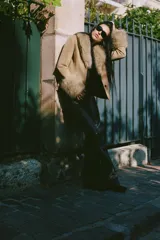 Blazer entallada de ante con cuello solapa y puños con aplicación de pelo sintético a contraste. Cuenta con cierre frontal de un botón y bolsillos delanteros con solapa.