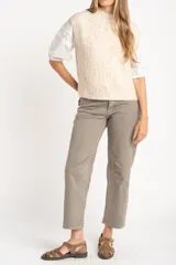 Chaleco de punto con textura trenzada, color beige melange, de cuello redondo y corte al cuerpo.