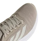 Championes de running Adidas Response Runner 2, color beige con detalles en blanco. Presentan un diseño de malla transpirable, las icónicas tres bandas laterales y una suela con amortiguación.