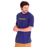 Remera de manga corta color azul con cuello redondo. Presenta un estampado gráfico en el pecho con el logo de Caterpillar en amarillo y una etiqueta pequeña con el logo en el dobladillo inferior.