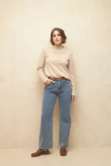 Polera negra de jacquard con cuello alto y aberturas en los laterales y en las mangas.