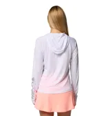 Remera de manga larga con capucha Columbia, confeccionada en tejido técnico transpirable con tecnología Omni-Wick y protección solar Omni-Shade UPF 40. Presenta diseño de mangas raglán, capucha cruzada y orificios para los pulgares en los puños.