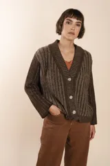 Cardigan de tejido de punto con efecto vanizado en tonos marrones. Presenta un diseño de silueta amplia, cuello en V y cierre frontal con tres botones grandes.