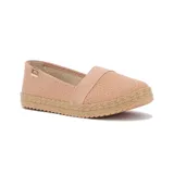 Zapatilla casual Moleca de tipo alpargata color rosado, con perforaciones en toda la superficie, detalle elástico en el empeine y suela texturizada con imitación de yute.