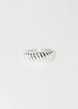 Anillo bombé de plata 925 con diseño de surcos.