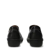 Zapatos casuales de cuero negro con cierre lateral metálico y costuras decorativas en contraste. Presentan una suela plana de goma con diseño ergonómico y forro interior en color marrón.
