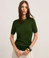 Blusa básica de punto Cortelle, color verde oscuro, con cuello redondo y manga corta.