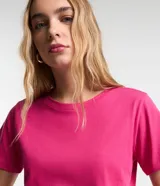 Remera básica de cuello redondo y manga corta, confeccionada en algodón peruano de alta calidad. Presenta un diseño liso y versátil, ideal para uso diario.